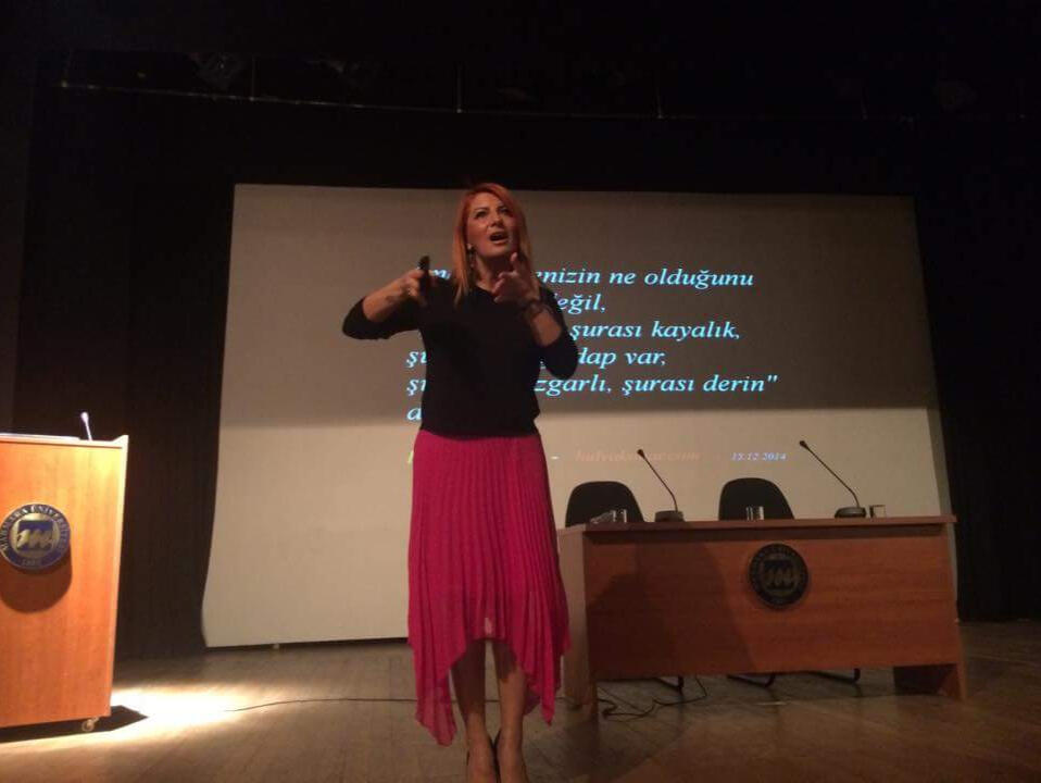 HÜLYA KONAR Fonksiyonel sağlık, pozitif psikoloji ve iş geliştirme alanlarında uzman. Eğitim, danışmanlık ve içerik üretimleriyle bireylerin ve kurumların dönüşümünü destekler.